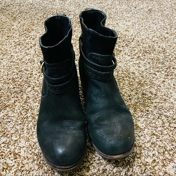 Stylish A828 Ugg Women's Size 7 Black Booties - Elevate Your Fashion - Picture 6 of 10